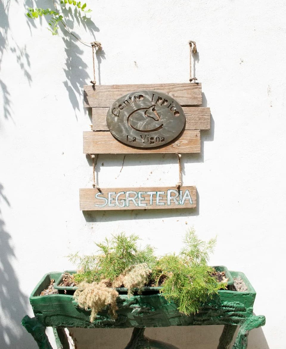 Insegna della segreteria del Centro Ippico La Vigna